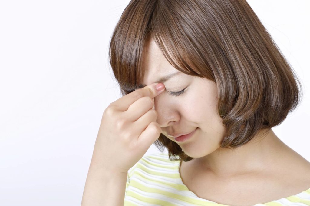 めまいのひどい症状に困っている女性のイメージ写真